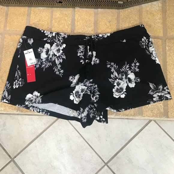 Hot Kiss Pants - Black & White Floral Shorts